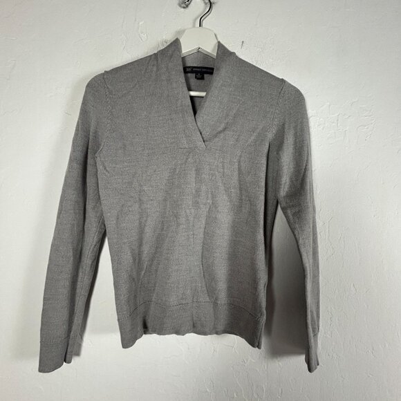346 Brooks Brothers Womens Gray V-Neck Sweater Merino Wool Size Small Pullover - Picture 1 of 7